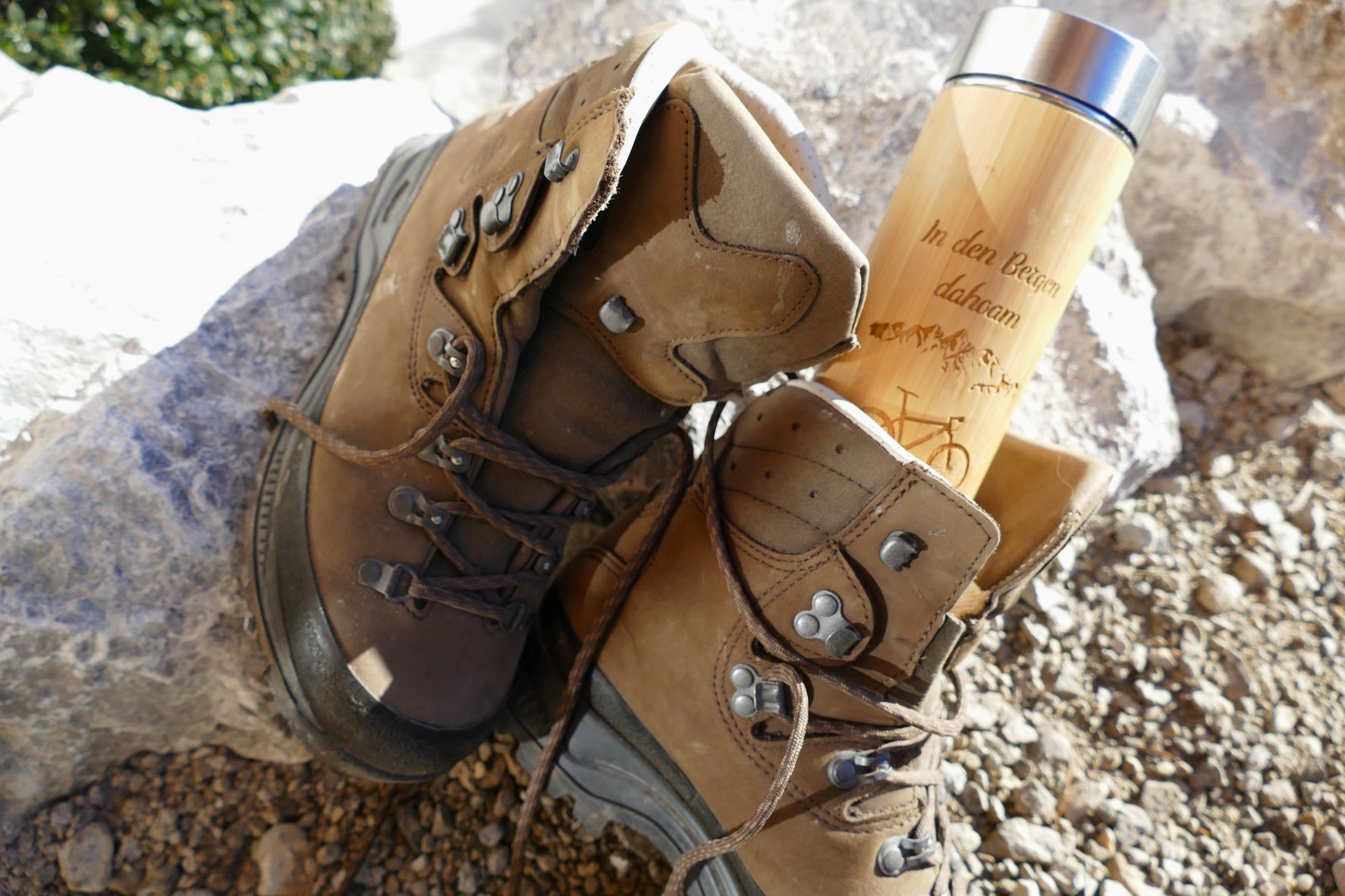 Ferienwohnung Sylvenstein Wanderschuhe in den Bergen dahoam