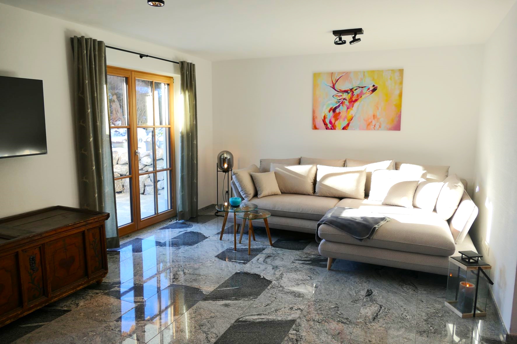 Ferienwohnung Sylvenstein Wohnkueche Couch