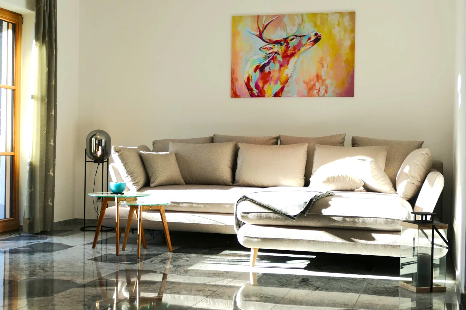 Ferienwohnung Sylvenstein Wohnkueche Couch