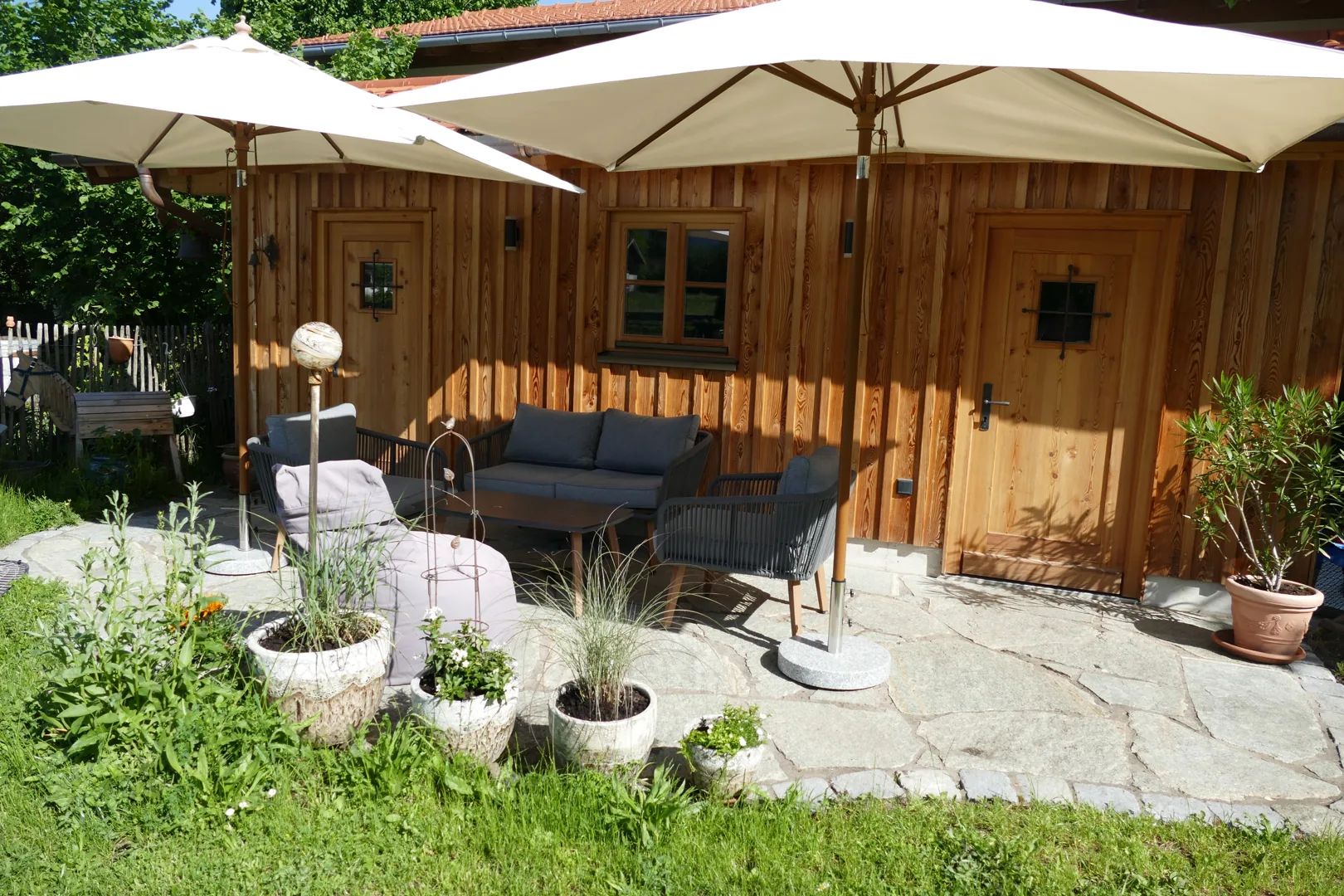 Garten Fewo Südterrasse vor Gartenhaus